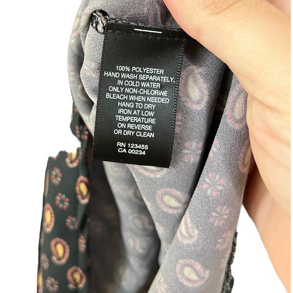 Design Lab Lord & Taylor paisley cold shoulder flowy shirt XS NWOT - Picture 4 of 4